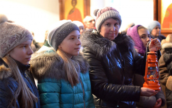 Белорусcкие гайды доставили в храм Рождества Христова благодатный огонь