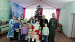Волшебство пришло в гости: священники с Дедом Морозом и Снегурочкой подарили праздник детям в приюте