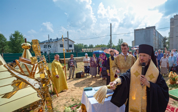 Освящение куполов и накупольных крестов строящегося храма князя Владимира