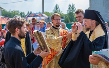 Освящение куполов и накупольных крестов строящегося храма князя Владимира