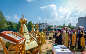 Освящение куполов и накупольных крестов строящегося храма князя Владимира