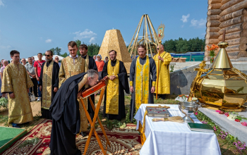 Освящение куполов и накупольных крестов строящегося храма князя Владимира