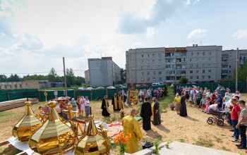 Освящение куполов и накупольных крестов строящегося храма князя Владимира