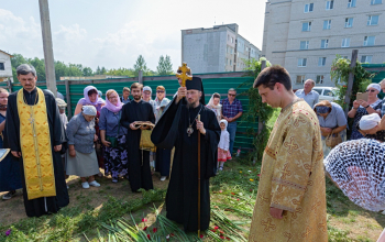 Освящение куполов и накупольных крестов строящегося храма князя Владимира