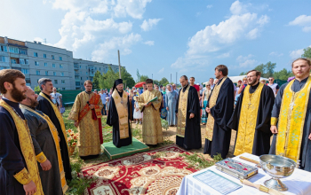 Освящение куполов и накупольных крестов строящегося храма князя Владимира