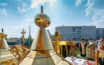 Освящение куполов и накупольных крестов строящегося храма князя Владимира