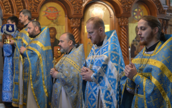 Епископ Борисовский и Марьиногорский Вениамин возглавил Божественную литургию в храме Рождества Христова