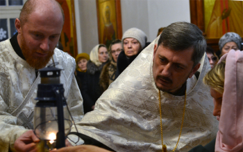 В храм Рождества Христова доставлен Вифлеемский огонь
