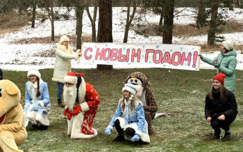 Праздничный флешмоб под окнами педиатрического отделения Борисовской ЦРБ