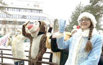 Праздничный флешмоб под окнами педиатрического отделения Борисовской ЦРБ