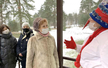 Праздничный флешмоб под окнами педиатрического отделения Борисовской ЦРБ