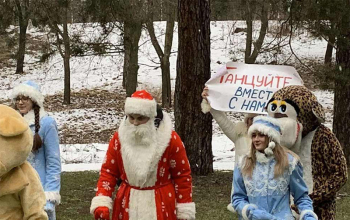 Праздничный флешмоб под окнами педиатрического отделения Борисовской ЦРБ