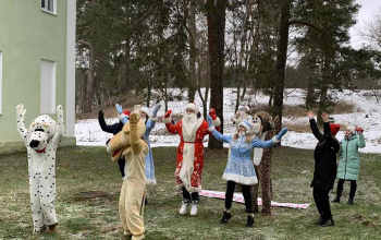 Праздничный флешмоб под окнами педиатрического отделения Борисовской ЦРБ