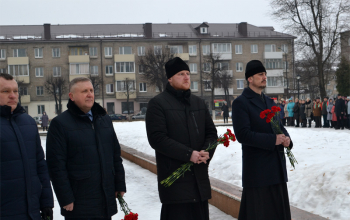 Благочинные Борисовского церковного округа возложили цветы к памятнику жертв фашизма