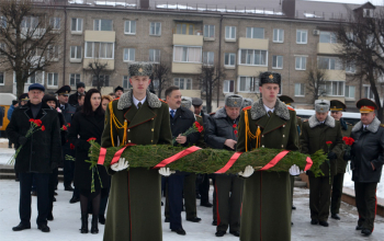 Благочинные Борисовского церковного округа возложили цветы к памятнику жертв фашизма
