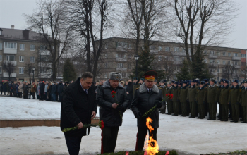 Благочинные Борисовского церковного округа возложили цветы к памятнику жертв фашизма