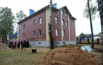 Губернатор Минской области Александр Турчин и митрополит Вениамин посетили строящийся церковно-приходской дом прихода храма Рождества Христова