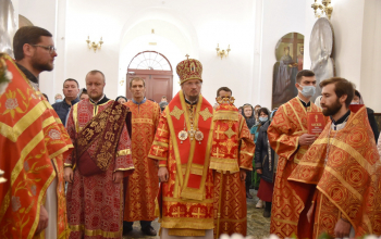 Митрополит Вениамин совершил Литургию в кафедральном соборе Воскресения Христова