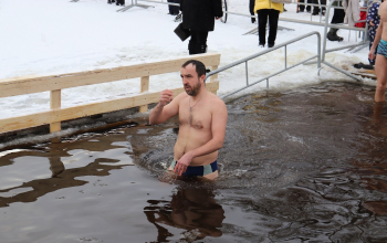 Крестный ход, освящение воды, окунание в Березине