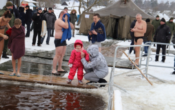 Крестный ход, освящение воды, окунание в Березине