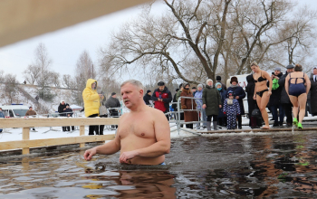Крестный ход, освящение воды, окунание в Березине
