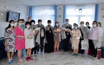 Митрополит Вениамин поздравил мам и малышей, родившихся в Рождество Христово