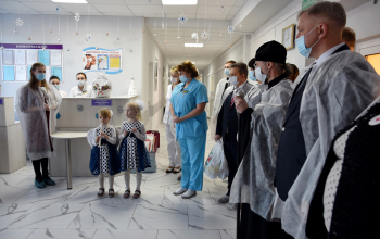 Митрополит Вениамин поздравил мам и малышей, родившихся в Рождество Христово