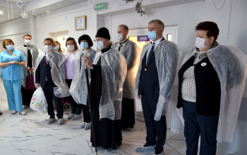 Митрополит Вениамин поздравил мам и малышей, родившихся в Рождество Христово