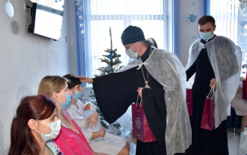Митрополит Вениамин поздравил мам и малышей, родившихся в Рождество Христово