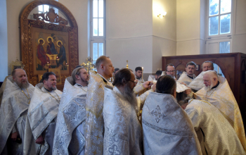 Патриарший Экзарх совершил Божественную литургию в храме Рождества Христова