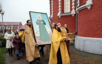 В кафедральный собор Воскресения Христова прибыли ковчег с частицей мощей и икона святой блаженной Матроны Московской