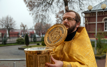 В кафедральный собор Воскресения Христова прибыли ковчег с частицей мощей и икона святой блаженной Матроны Московской