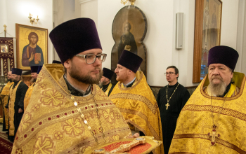 Митрополит Вениамин возглавил Божественную литургию в кафедральном соборе Воскресения Христова 