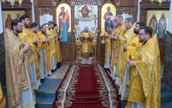 Митрополит Вениамин возглавил Божественную литургию в кафедральном соборе Воскресения Христова 