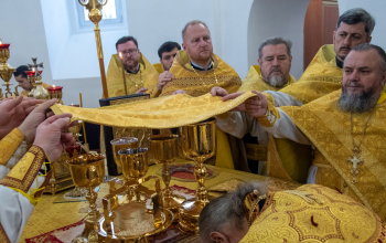 Митрополит Вениамин возглавил Божественную литургию в кафедральном соборе Воскресения Христова 