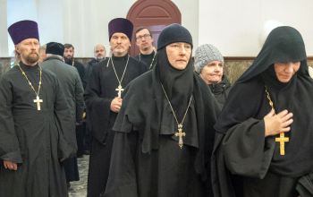 Митрополит Вениамин возглавил Божественную литургию в кафедральном соборе Воскресения Христова 