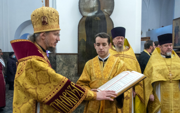 Митрополит Вениамин возглавил Божественную литургию в кафедральном соборе Воскресения Христова 