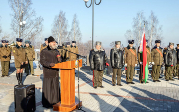 Церемония возложения цветов к памятнику танкового экипажа Павла Рака