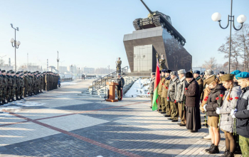 Церемония возложения цветов к памятнику танкового экипажа Павла Рака