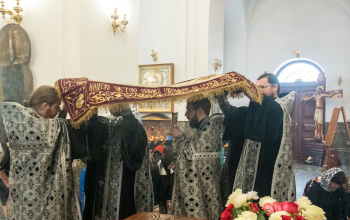 Вынос плащаницы в кафедральном соборе Воскресения Христова