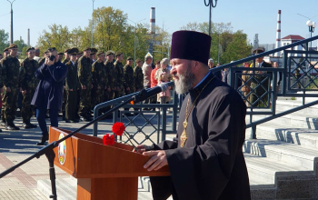 Протоиерей Георгий Тюхлов на митинге у памятника экипажу танка Павла Рака