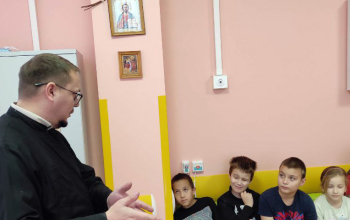 Клирики кафедрального собора в детском отделение Борисовской ЦРБ