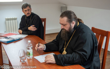Епископ Амвросий провел первую рабочую встречу в Борисовском епархиальном управлении