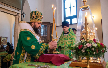 Божественная литургия в женском монастыре в честь святой блаженной Ксении Петербургской 