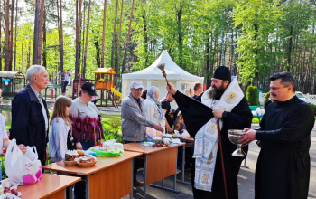 Епископ Амвросий посетил приходы и освятил пасхи и приношения