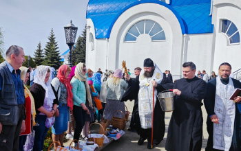 Епископ Амвросий посетил приходы и освятил пасхи и приношения