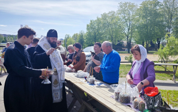 Епископ Амвросий посетил приходы и освятил пасхи и приношения