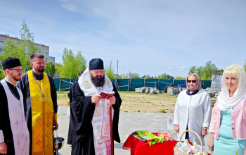 Епископ Амвросий посетил приходы и освятил пасхи и приношения