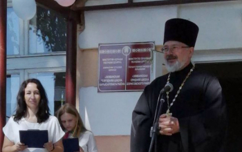 Протоиерей Андрей Капульцевич на школьной линейке в аг.Зембин