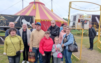 Члены клуба "Солнышко" на цирковом представлении